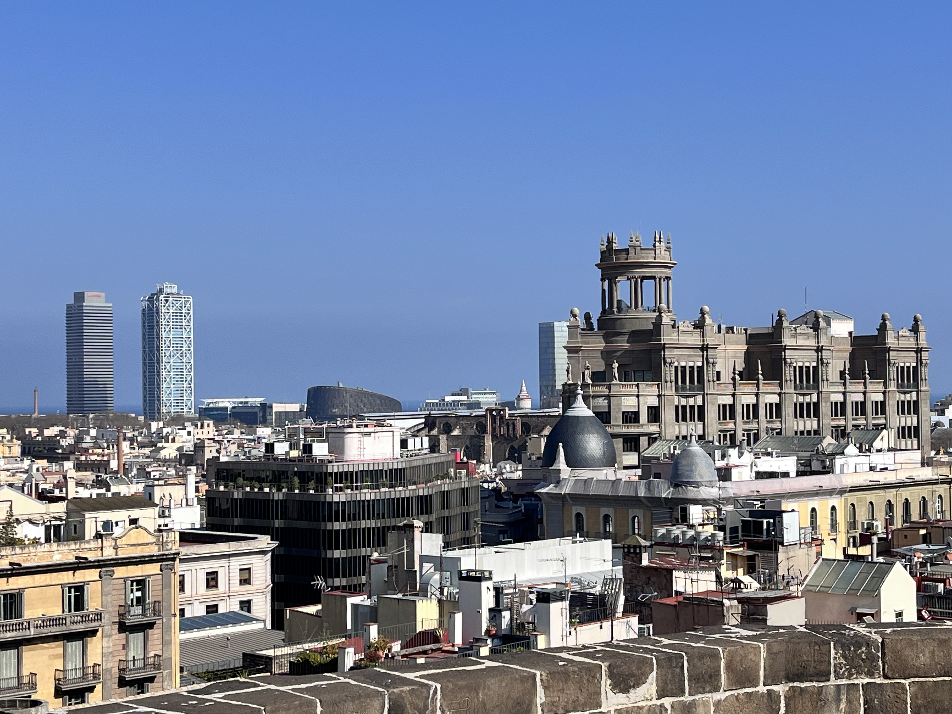 Vista de Barcelona desde las alturas, ciudad que recibirá el décimo Bombardeo de Poemas